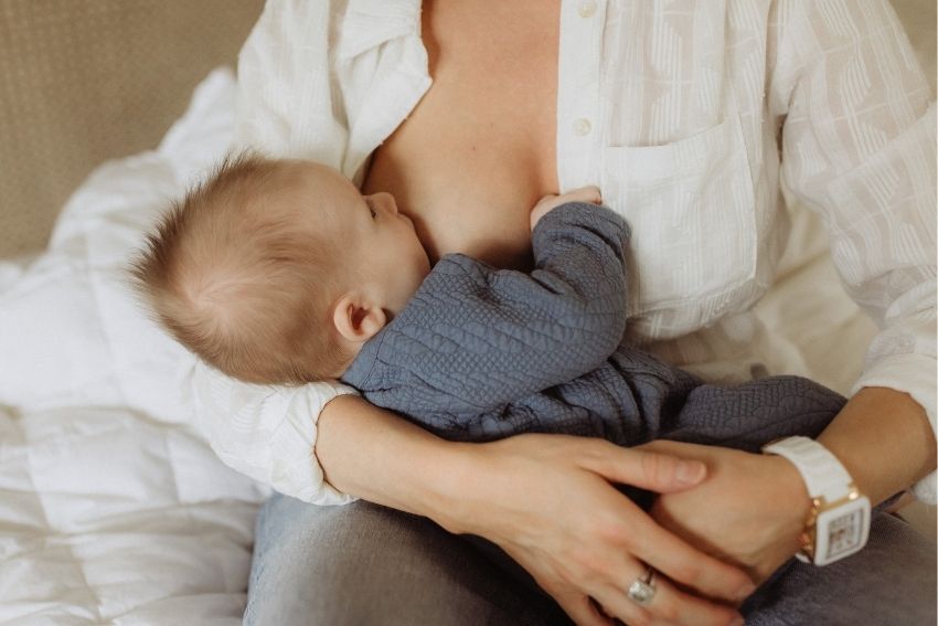 5 posiciones de lactancia materna para evitar dolor de espalda - Blog |  Therapycord